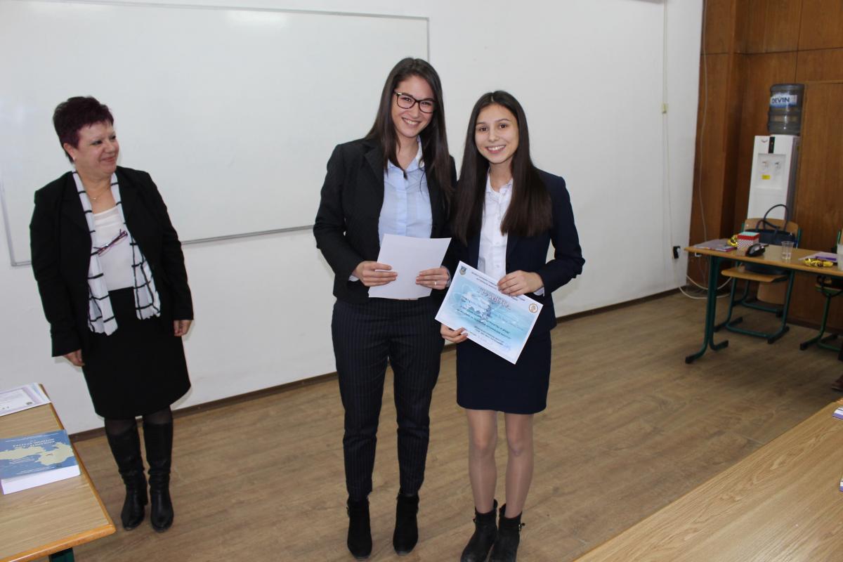 Iveta Ivanova with an award in the Space and Time competition