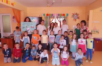 Литературният клуб на "Аркус" на гости в Детска градина "Ален мак"