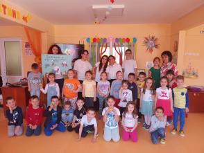 Литературният клуб на "Аркус" на гости в Детска градина "Ален мак"