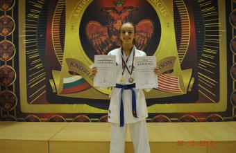 Мая Александрова от 8а клас – златен медалист от Националния шампионат по карате