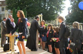 Новата учебна година 2010 - 2011 бе открита с тържествена церемония.