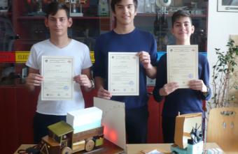Victor Badzhorov, Simeon Tsvetkov and Martin Nestorov from 9 b receive awards from the International Students' Competition in Experimental Physics